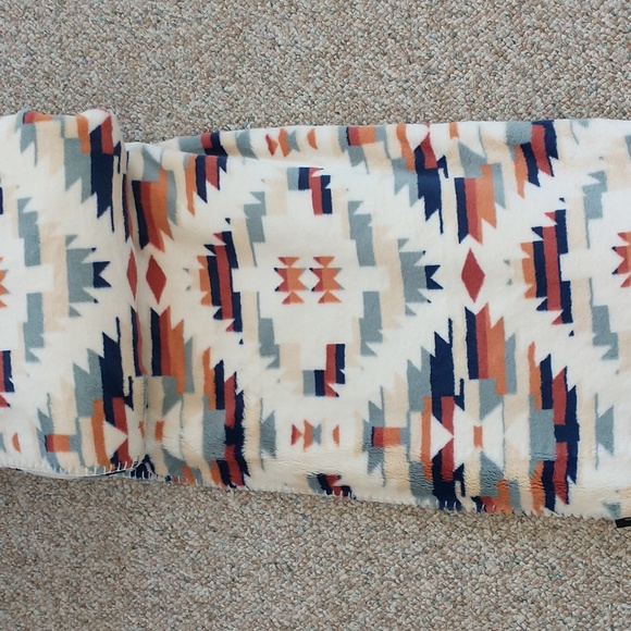 NWT Frye Southwestern Print Plush Silky Soft Throw 50x70 - Picture 5 of 6